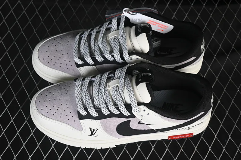 All categories Nk SB Dunk Series Nk SB Dunk Low High-end customized low-top sneakers Nike SB Dunk Low LV co-branded white, gray and black High-end customized low-top casual sneakers YF9511-904